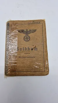 Original tysk hjelm med solbuch. Opsat på plade med fuld historie (såret på fronten)