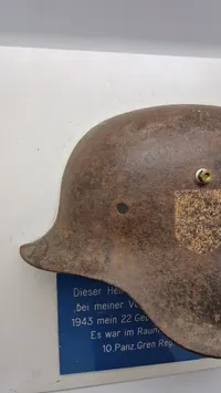 Original tysk hjelm med solbuch. Opsat på plade med fuld historie (såret på fronten)