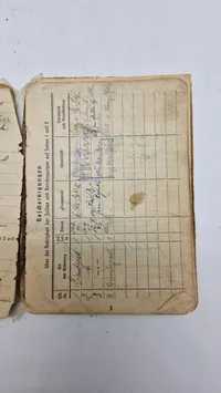 Original tysk hjelm med solbuch. Opsat på plade med fuld historie (såret på fronten)