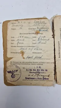 Original tysk hjelm med solbuch. Opsat på plade med fuld historie (såret på fronten)