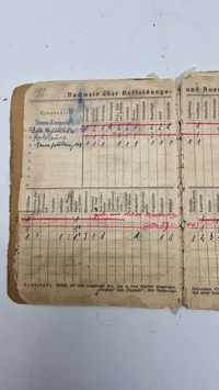 Original tysk hjelm med solbuch. Opsat på plade med fuld historie (såret på fronten)