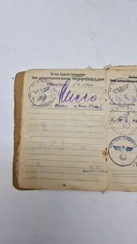 Original tysk hjelm med solbuch. Opsat på plade med fuld historie (såret på fronten)