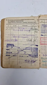 Original tysk hjelm med solbuch. Opsat på plade med fuld historie (såret på fronten)