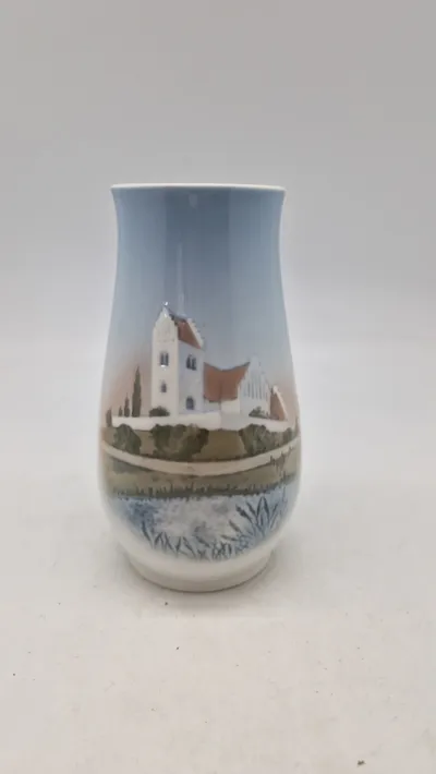 Bing & Grøndahl Art Nouveau Vase med Landsbykirke, modelnummer 1302/6210