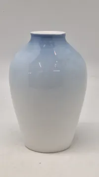 Bing & Grøndahl porcelænsvase med motiv af Den Gamle By i Aarhus, formnummer 1302-6238
