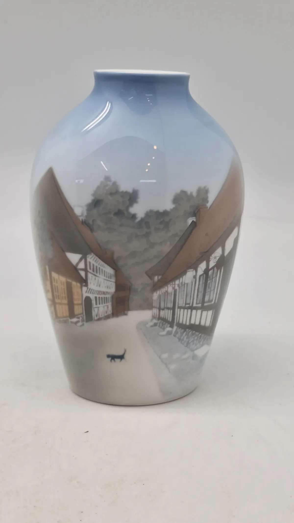 Bing & Grøndahl porcelænsvase med motiv af Den Gamle By i Aarhus, formnummer 1302-6238