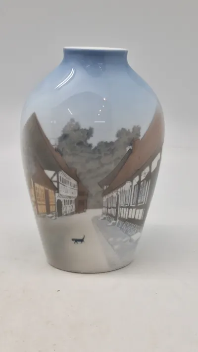 Bing & Grøndahl porcelænsvase med motiv af Den Gamle By i Aarhus, formnummer 1302-6238