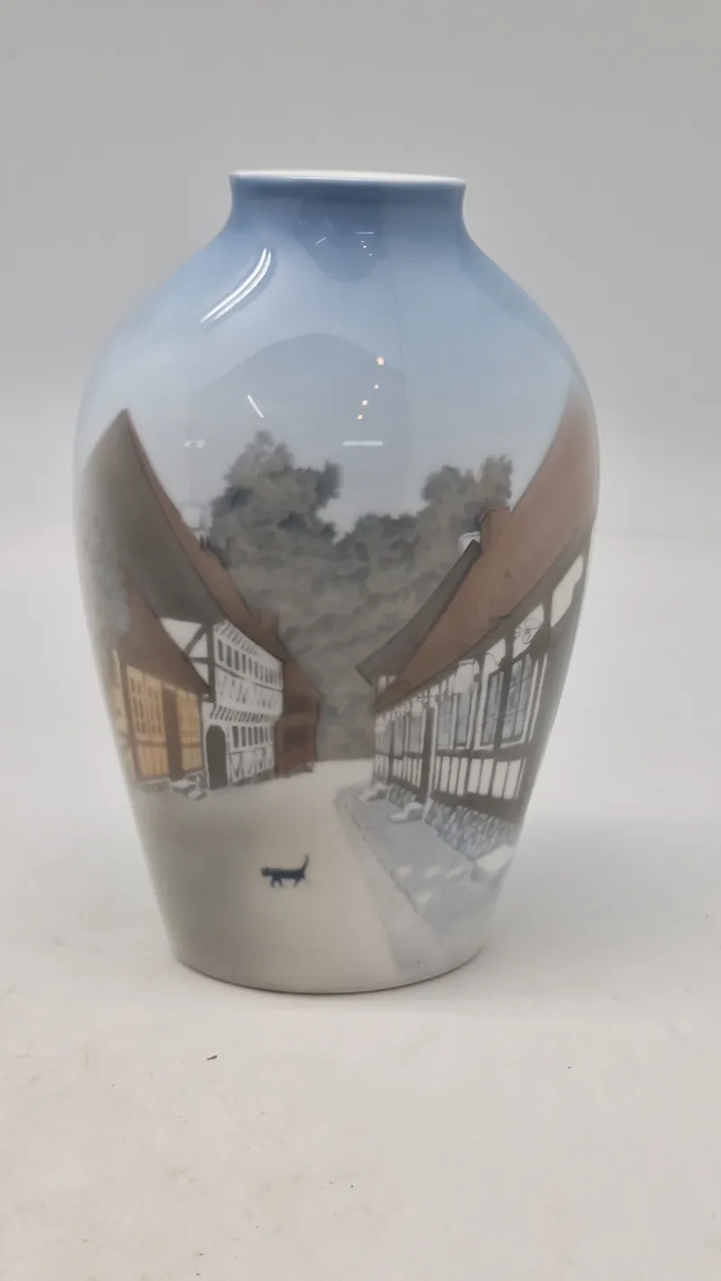 Bing & Grøndahl porcelænsvase med motiv af Den Gamle By i Aarhus, formnummer 1302-6238