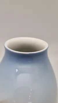 Bing & Grøndahl porcelænsvase med motiv af Den Gamle By i Aarhus, formnummer 1302-6238