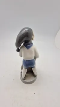 Royal Copenhagen månedsfigur, "Dreng December" (modelnummer 4534)