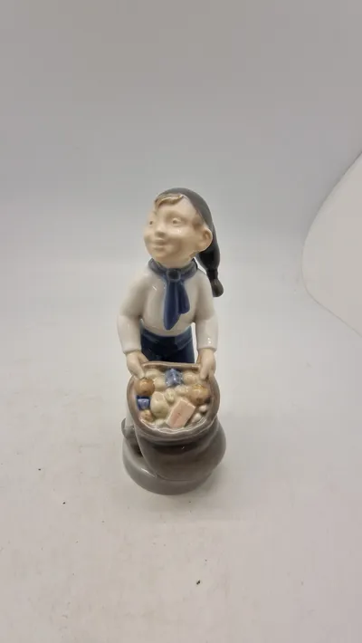 Royal Copenhagen månedsfigur, "Dreng December" (modelnummer 4534)