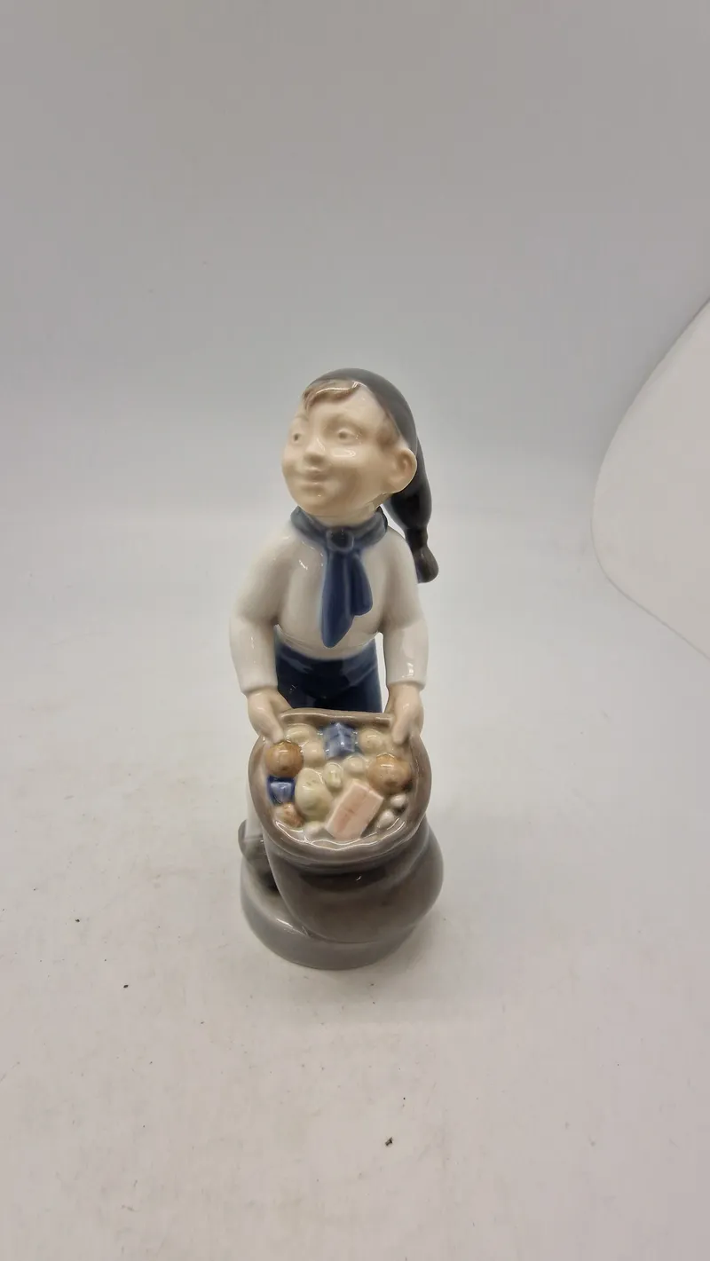 Royal Copenhagen månedsfigur, "Dreng December" (modelnummer 4534)