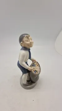 Royal Copenhagen månedsfigur, "Dreng December" (modelnummer 4534)
