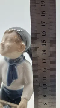 Royal Copenhagen månedsfigur, "Dreng December" (modelnummer 4534)