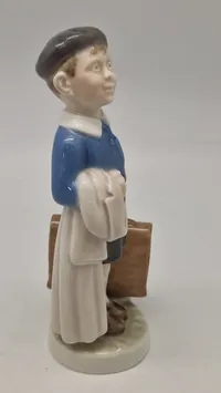 Royal Copenhagen månedsfigur kaldet "Dreng med mappe" eller "Juni Dreng"
