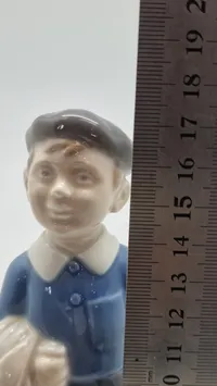 Royal Copenhagen månedsfigur kaldet "Dreng med mappe" eller "Juni Dreng"