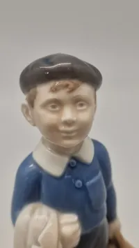 Royal Copenhagen månedsfigur kaldet "Dreng med mappe" eller "Juni Dreng"