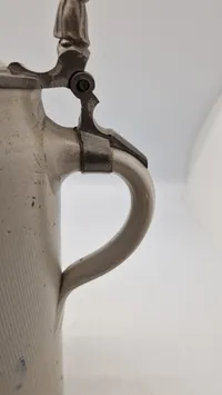 Veludført originalt tysk ølkrus med motiv på låget