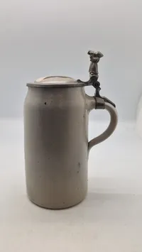 Veludført originalt tysk ølkrus med motiv på låget