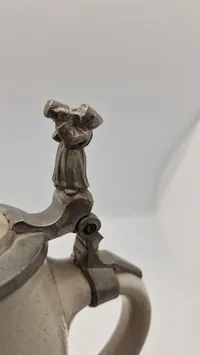 Veludført originalt tysk ølkrus med motiv på låget