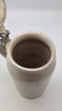 Veludført originalt tysk ølkrus med motiv på låget