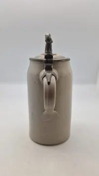 Veludført originalt tysk ølkrus med motiv på låget