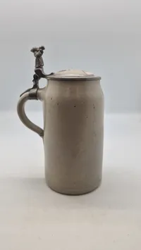 Veludført originalt tysk ølkrus med motiv på låget
