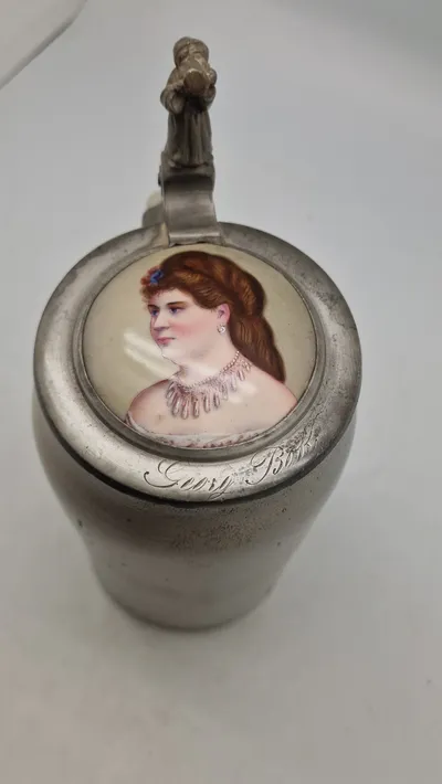 Veludført originalt tysk ølkrus med motiv på låget