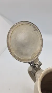 Veludført originalt tysk ølkrus med motiv på låget