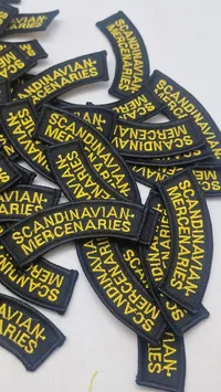 broderede navnemærker med teksten "SCANDINAVIAN MERCENARIES"