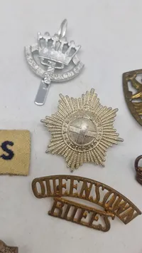 Samling originale engelske regimentsmærker mm.