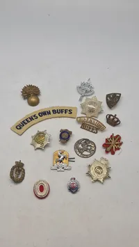 Samling originale engelske regimentsmærker mm.