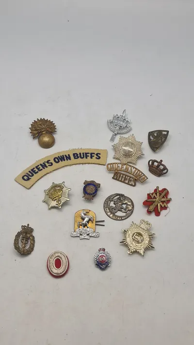 Samling originale engelske regimentsmærker mm.