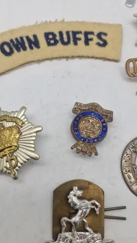 Samling originale engelske regimentsmærker mm.