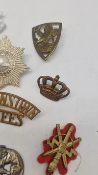 Samling originale engelske regimentsmærker mm.