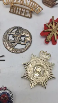 Samling originale engelske regimentsmærker mm.