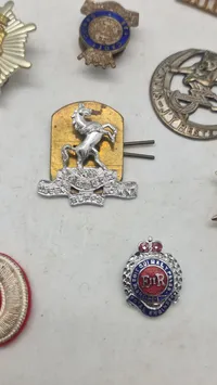 Samling originale engelske regimentsmærker mm.