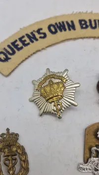 Samling originale engelske regimentsmærker mm.