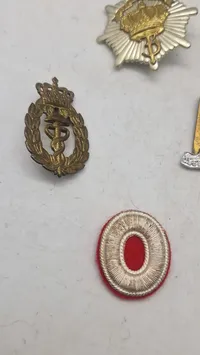 Samling originale engelske regimentsmærker mm.