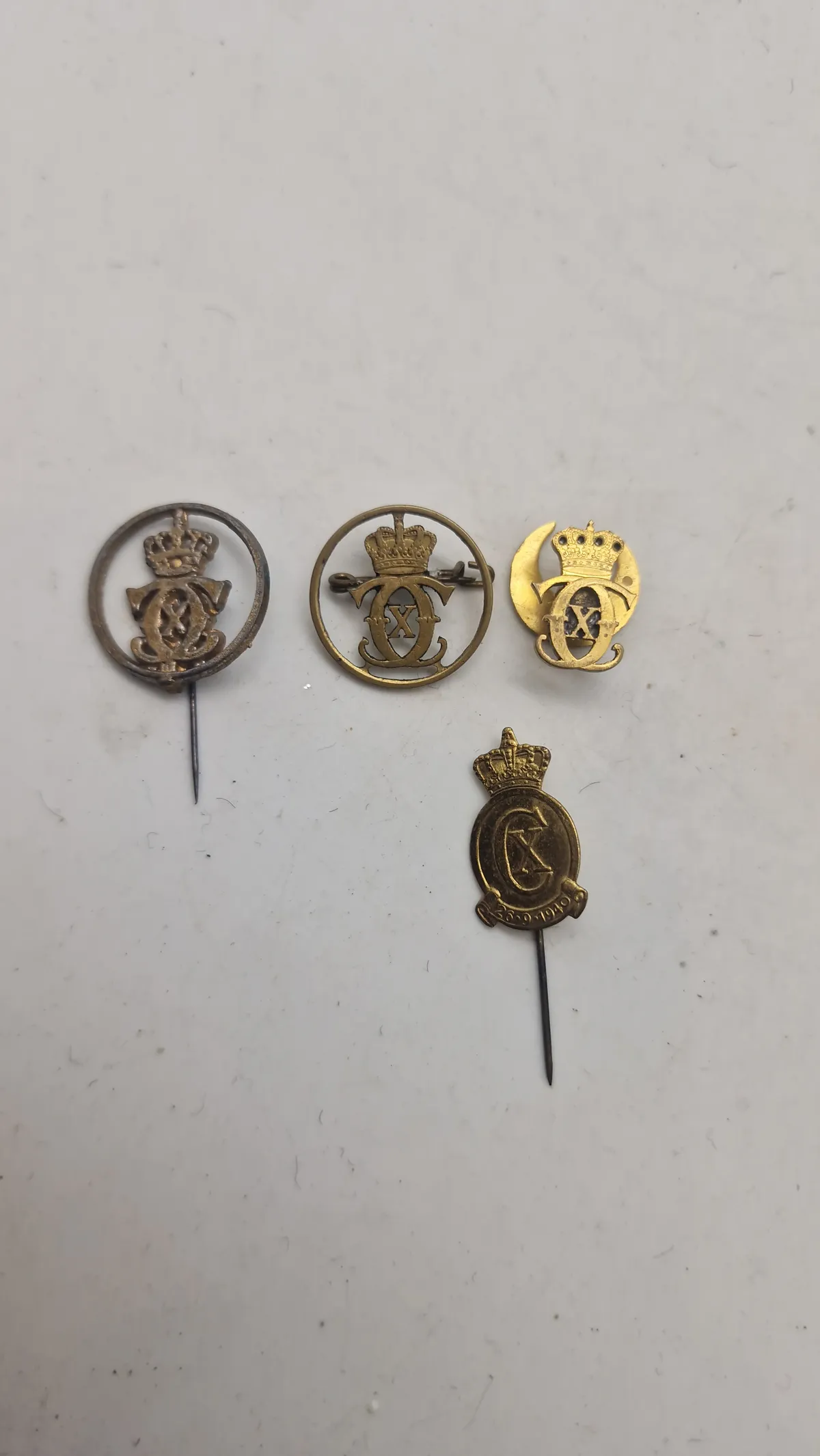 Originale Kong Christian X pins lavet af bla mønter