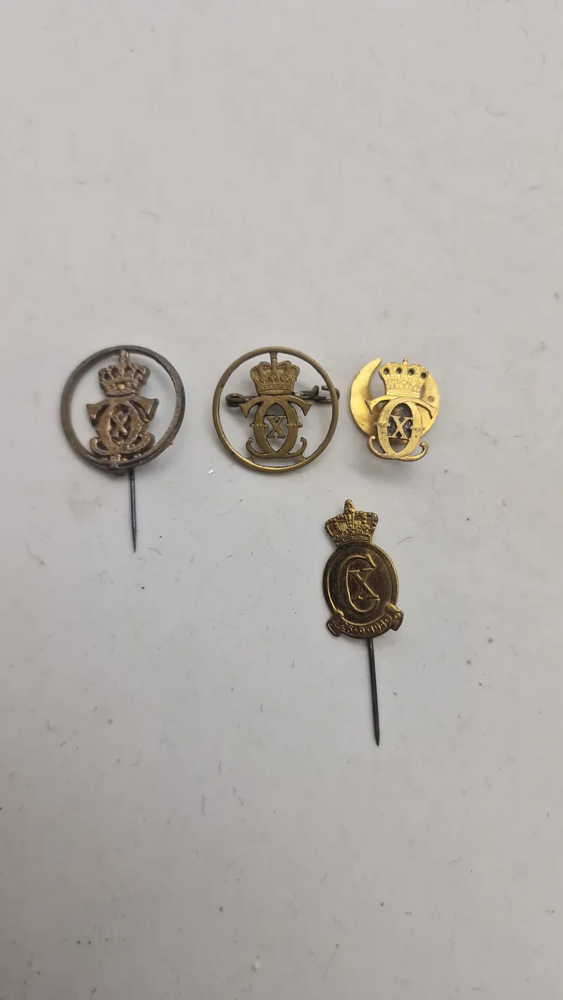 Originale Kong Christian X pins lavet af bla mønter