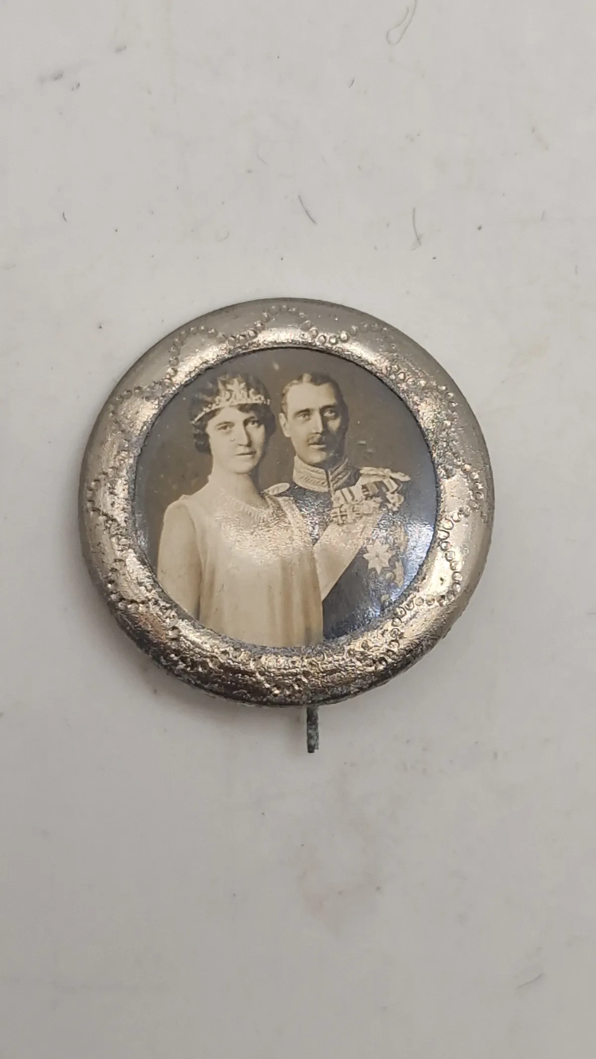 Original pin med portræt af Christian X og dronning Alexandrine af Danmark
