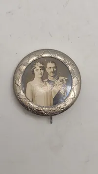 Original pin med portræt af Christian X og dronning Alexandrine af Danmark