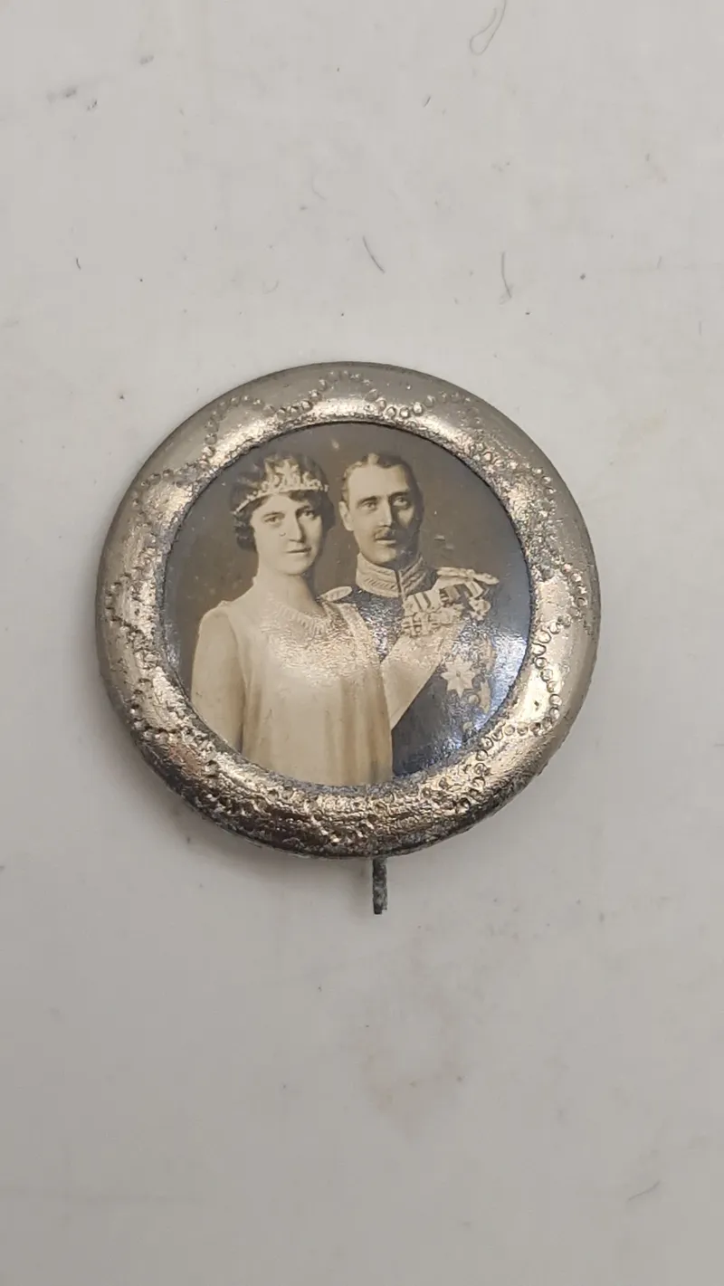 Original pin med portræt af Christian X og dronning Alexandrine af Danmark