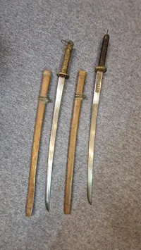 Samling katanaer. ikke japanske