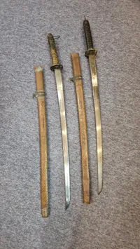 Samling katanaer. ikke japanske