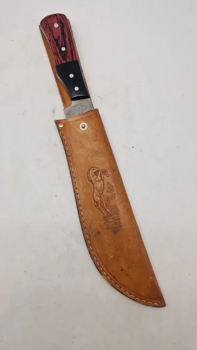 Veludført kniv med klinge af Damaskus stål