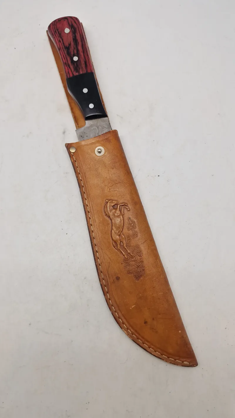 Veludført kniv med klinge af Damaskus stål