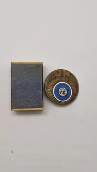 Originalt badge  fra De Forenede Nationers Beredskabsstyrke. (Første udgave af FN’s baretmærke)