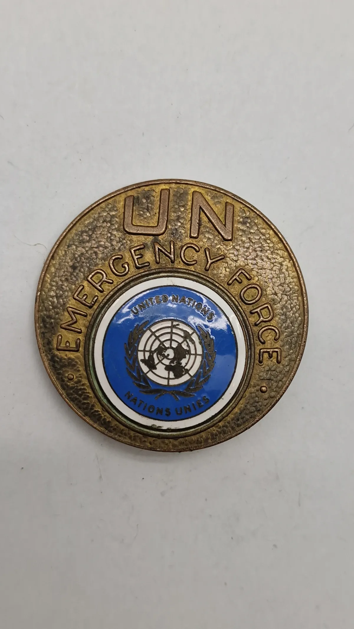 Originalt badge  fra De Forenede Nationers Beredskabsstyrke. (Første udgave af FN’s baretmærke)